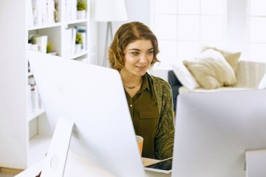 Office grafik tablet ile çalışan genç kadın