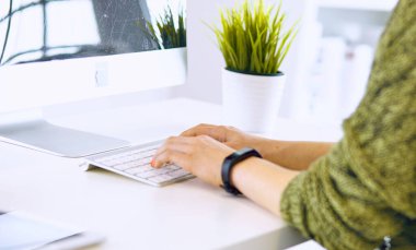 Office grafik tablet ile çalışan genç kadın