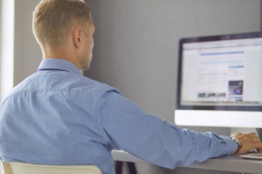 Office grafik tablet ile çalışan genç kadın