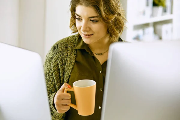Mladá žena, pracující s grafický tablet v úřadu — Stock fotografie