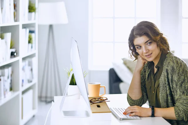 Office grafik tablet ile çalışan genç kadın