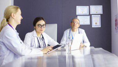 Doktorlar sağlık tartışma toplantı odasına sahip