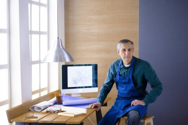 Dizüstü bilgisayarda çalışan ve Proje çizimi mühendis marangoz