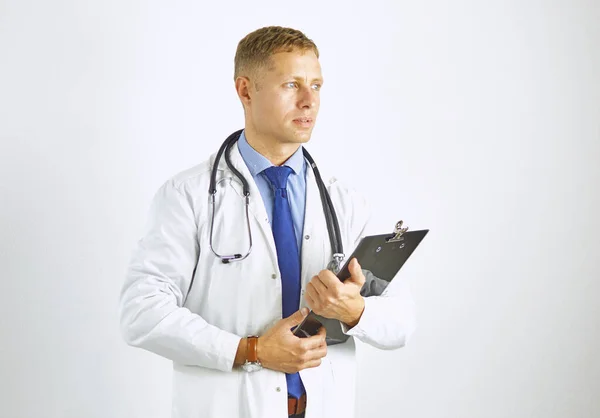 Jovem médico confiante em um casaco branco com um estetoscópio — Fotografia de Stock