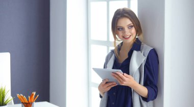 Kulaklığımda odaklanmış özenli kadın laptop ile masada oturur, ekranında görünüyor, notlar yapar, yabancı dil Internet öğrenir