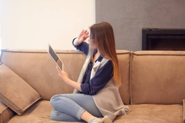 şık bir kanepede oturan güzel kız