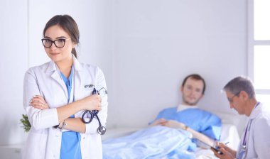 Doktor stetoskop ile yatakta hasta kalp ritmini kontrol