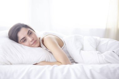 güzel genç kadın yatakta sabah tadını çıkarma. Güzel Model yüz kamera seksi görünüyor