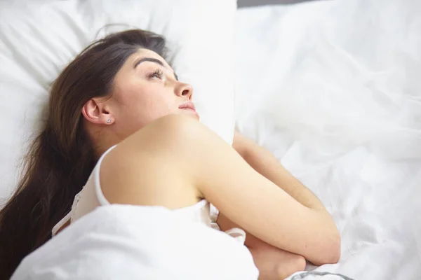 Bela jovem mulher se aquecendo na cama pela manhã. Lindo. — Fotografia de Stock