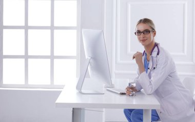 Ofiste kulaklık mutlu gülümseyen genç doktor Portresi