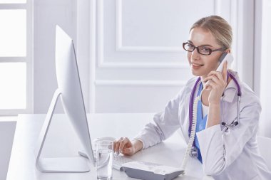 Ofiste kulaklık mutlu gülümseyen genç doktor Portresi