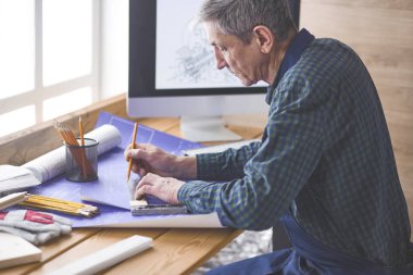 Dizüstü bilgisayarda çalışan ve Proje çizimi mühendis marangoz