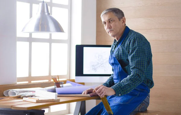 Ingénieur charpentier travaillant sur ordinateur portable et projet de croquis — Photo