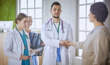 Doktor, arka planda bir grup hastada