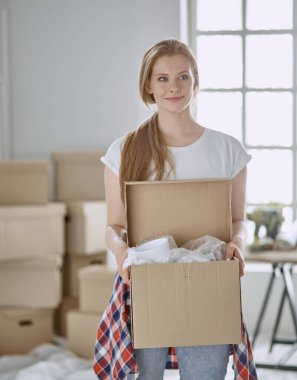 Güzel bekar bir kadın kutuları açıyor ve yeni bir eve taşınıyor.