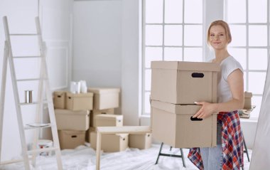 Güzel bekar bir kadın kutuları açıyor ve yeni bir eve taşınıyor.