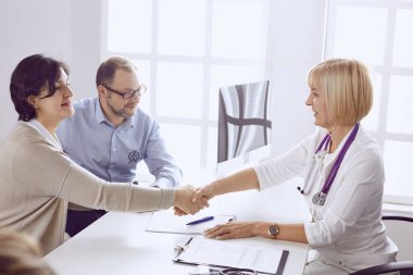 Resepsiyondaki çift bir seksologla sorunları tartışıyor.