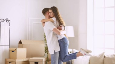 Güzel çift de yeni boş daire dans