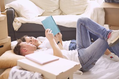 Genç Vietnamlı aile aile albümü ile seyir