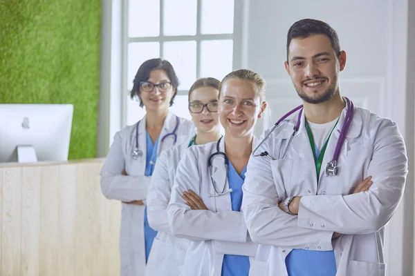 Equipo sonriente de médicos y enfermeras en el hospital —  Fotos de Stock