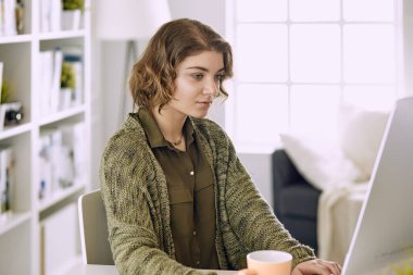 Office grafik tablet ile çalışan genç kadın