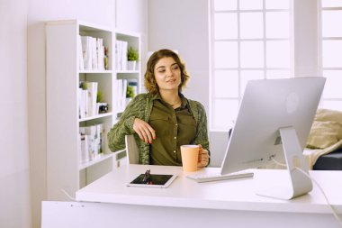 Office grafik tablet ile çalışan genç kadın