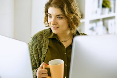 Office grafik tablet ile çalışan genç kadın