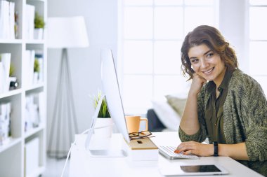 Office grafik tablet ile çalışan genç kadın