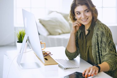 Office grafik tablet ile çalışan genç kadın