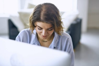 Office grafik tablet ile çalışan genç kadın