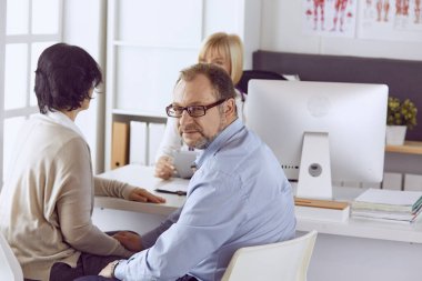 Resepsiyondaki çift bir seksologla sorunları tartışıyor.