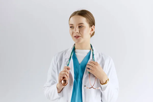 Женщина-врач со стетоскопом стоит в кабинете — стоковое фото