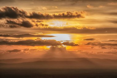 bulutlar ile şaşırtıcı günbatımı