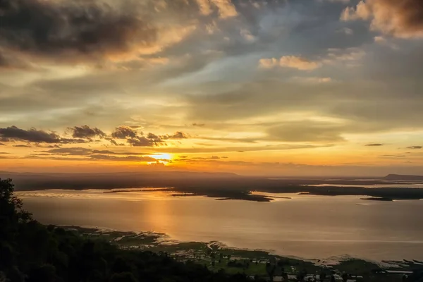 bulutlar ile şaşırtıcı günbatımı