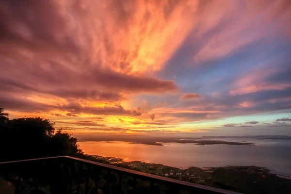 bulutlar ile şaşırtıcı günbatımı