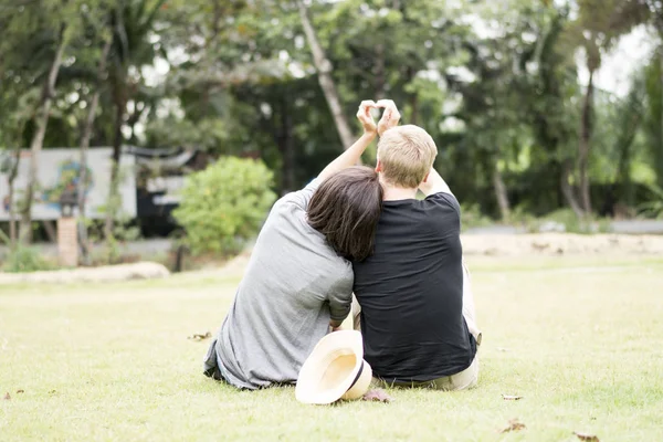 Jovem casal bonito — Fotografia de Stock