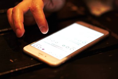 Akıllı telefon kullanan el