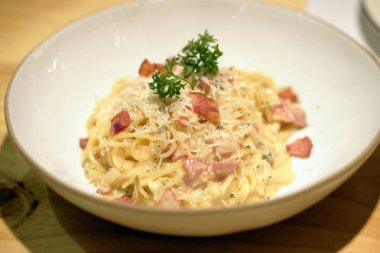 Spagehetti Cabonara beyaz kase üzerinde. Stok görüntü