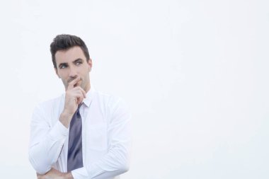 Beyaz arka plan üzerinde izole bir şey düşünmeye işadamı