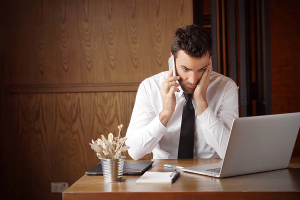 Homme d'affaires stressé tout en traitant le problème, appeler quelqu'un et regarder et écran d'ordinateur. Peut être utilisé pour l'illustration de l'article sur, trading, problème Internet, décevoir avec le service. Photo de stock — Photo