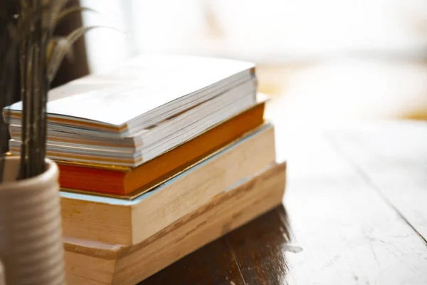 Boek stapel op tafel met lichte achtergrond voor kopie ruimte — Stockfoto