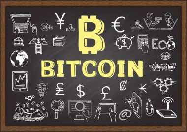 Kara tahta üzerinde çizilmiş resimde Bitcoin hakkında el.