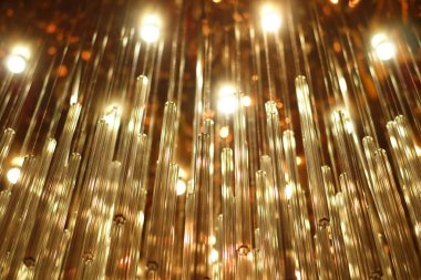 Kristal ışık arka plan için tavanda asılı. 