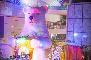 Emquartier önünde ayı