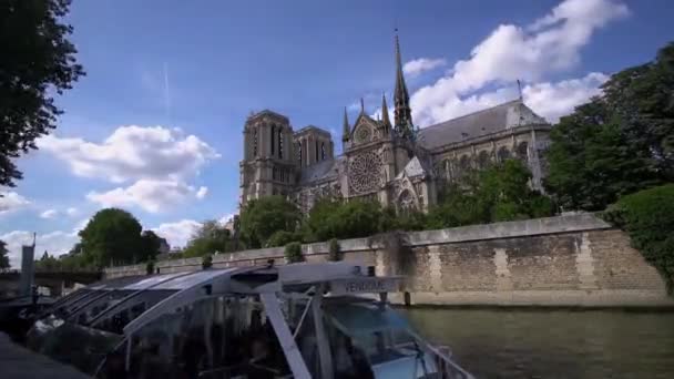 Video Time Lapse Notre Damen Och Transport Med Båt Närheten — Stockvideo