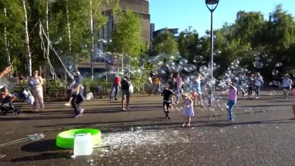 Niños Jugando Con Burbujas Lugares Públicos Londres Inglaterra Reino Unido — Vídeo de stock