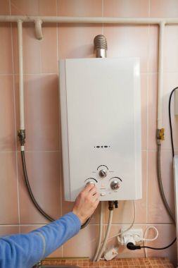 Erkekler el düzenleyen sıcak suda gaz su ısıtıcı gücü.