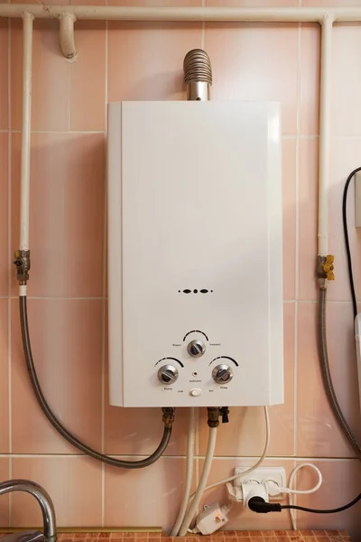 Жилищное оборудование - газовый водонагреватель на кухне . — стоковое фото