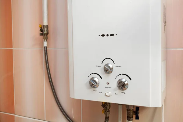Asuminen laitteet - Kaasu vedenlämmitin keittiössä — kuvapankkivalokuva