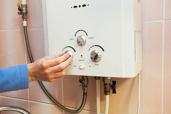 Mannen hand regelen de kracht van warm water in Gas boiler. — Stockfoto